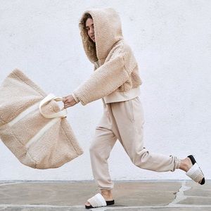 ROAM FUZZY PULLOVER NUDE FAUX SHEARLING